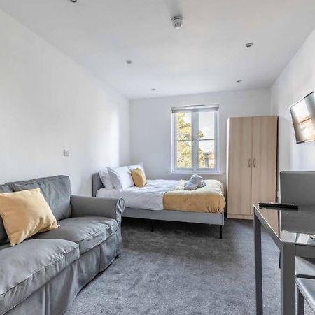 Modern Apartment On Egham High St And Close To Royal Holloway Екстериор снимка