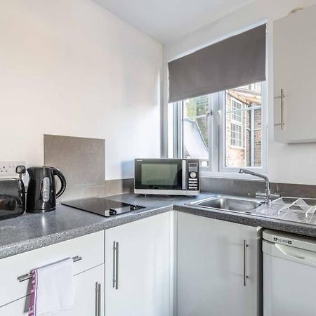 Modern Apartment On Egham High St And Close To Royal Holloway Екстериор снимка