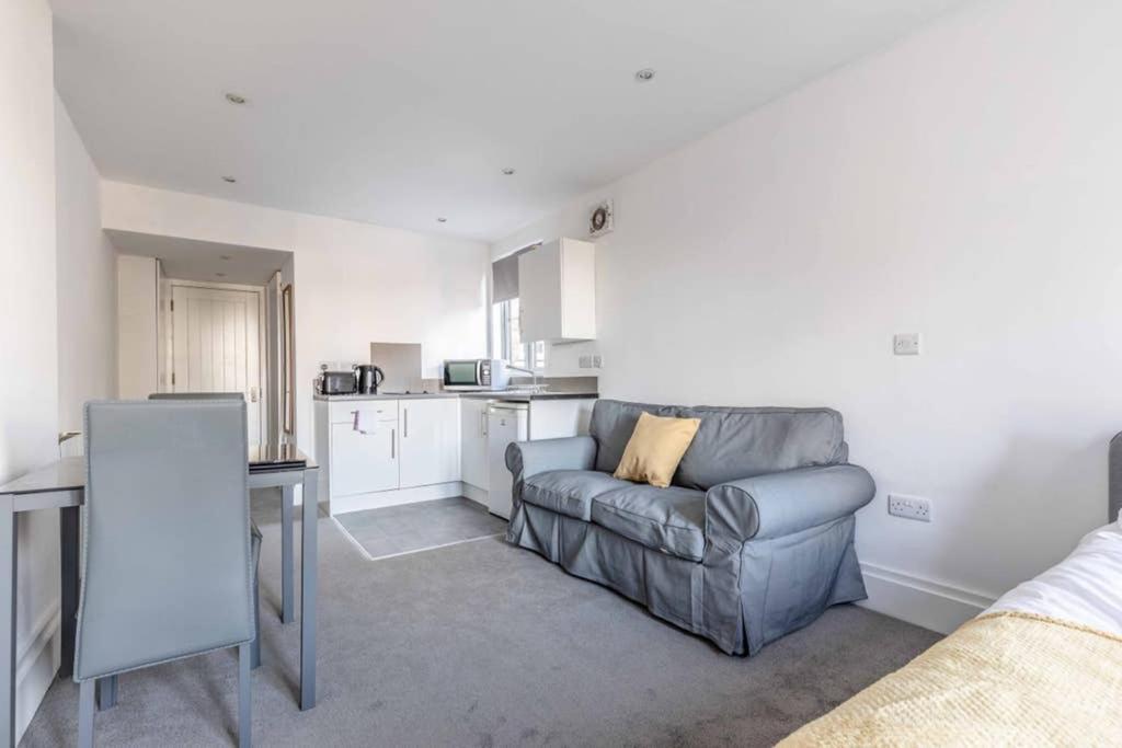 Modern Apartment On Egham High St And Close To Royal Holloway Екстериор снимка