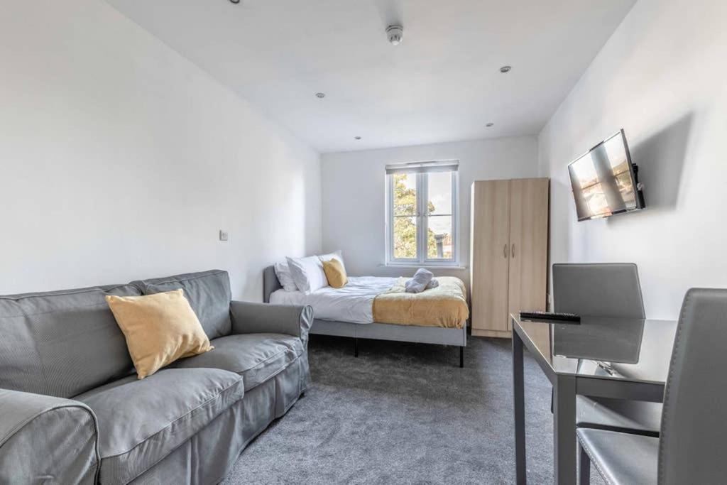 Modern Apartment On Egham High St And Close To Royal Holloway Екстериор снимка
