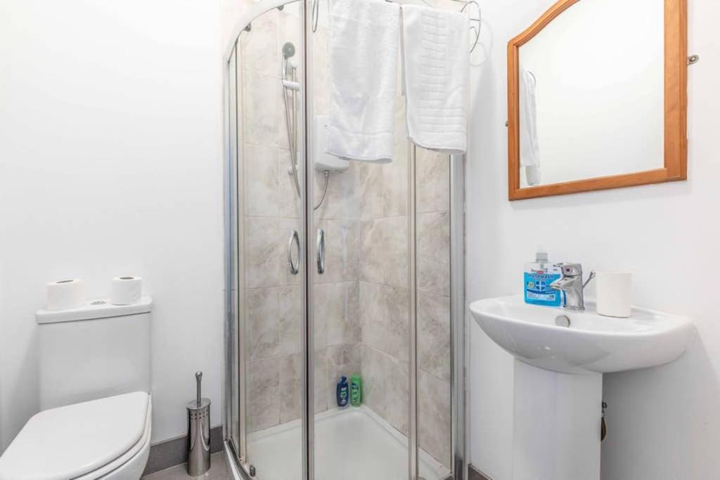 Modern Apartment On Egham High St And Close To Royal Holloway Екстериор снимка