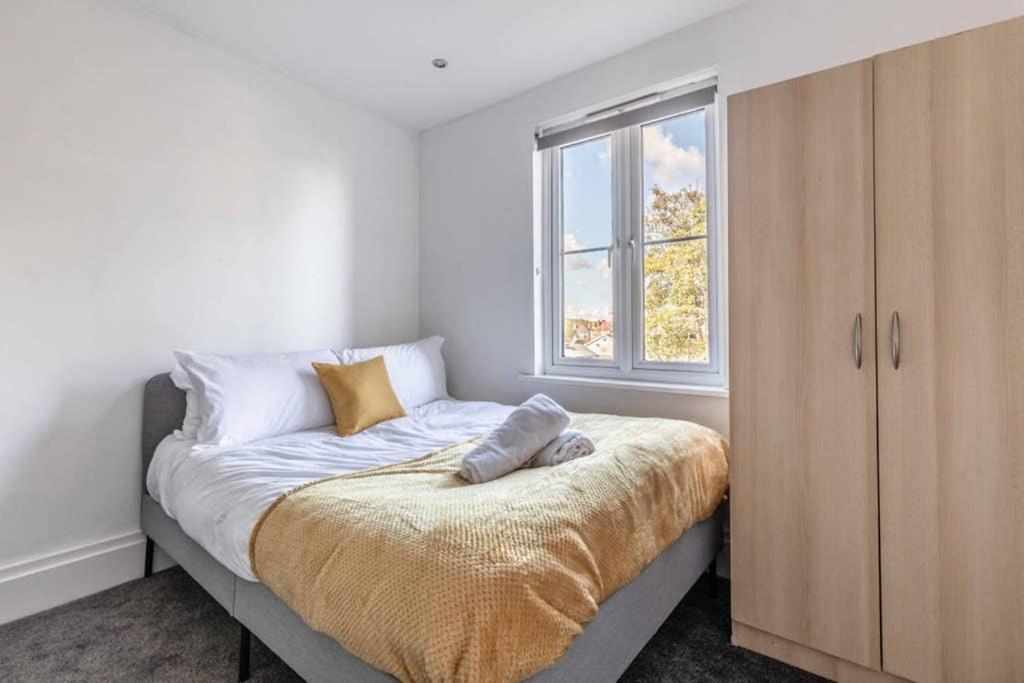 Modern Apartment On Egham High St And Close To Royal Holloway Екстериор снимка