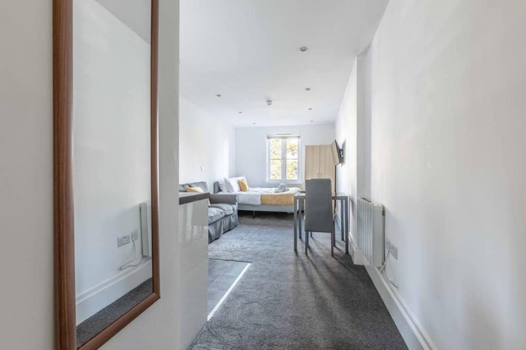Modern Apartment On Egham High St And Close To Royal Holloway Екстериор снимка