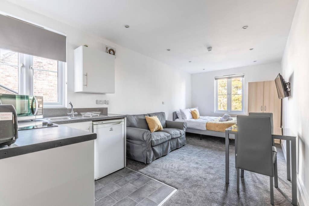 Modern Apartment On Egham High St And Close To Royal Holloway Екстериор снимка
